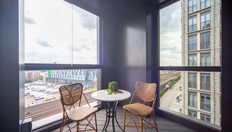 2 bed property in Charles Clowes Walk, London